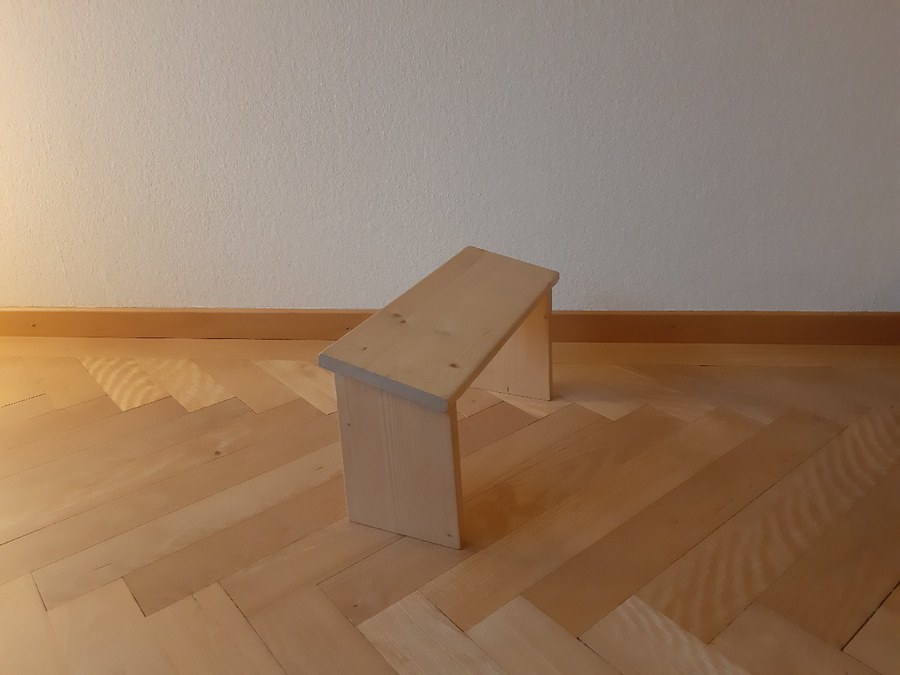 Kontemplation Bank heller Boden Kopie.jpeg