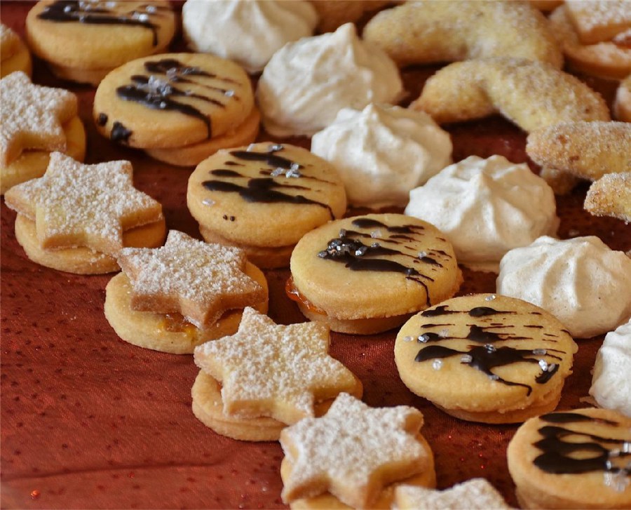 Guetzli backen.jpg Guetzli backen.jpg